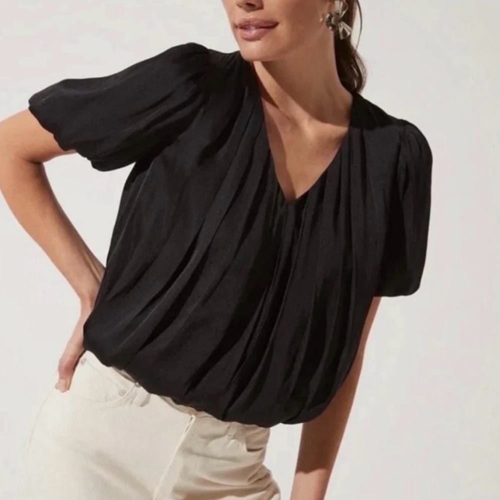 ASTR The Label Satin Bubble Hem Blouse Women’s Size XL Black V Neck Crop…